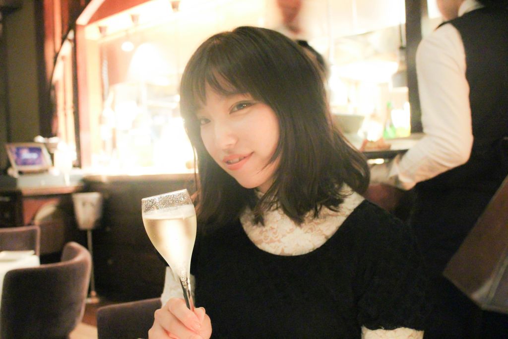 シャンパンを飲む太田