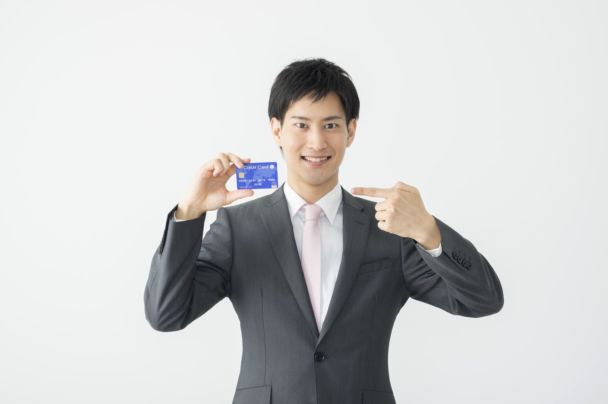 クレジットカードを持ち指を指す男性