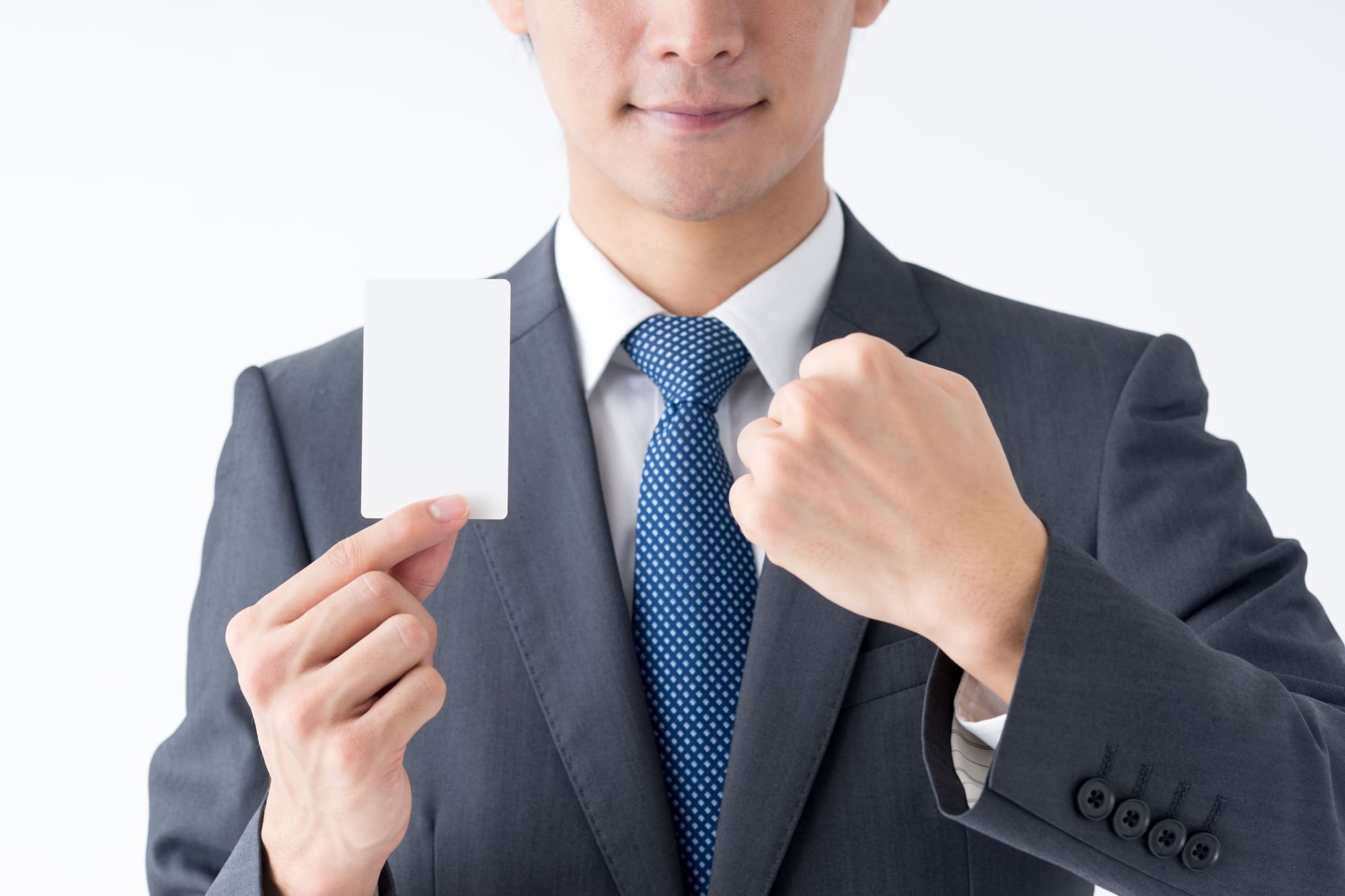 クレジットカードを持ちガッツポーズをする男性