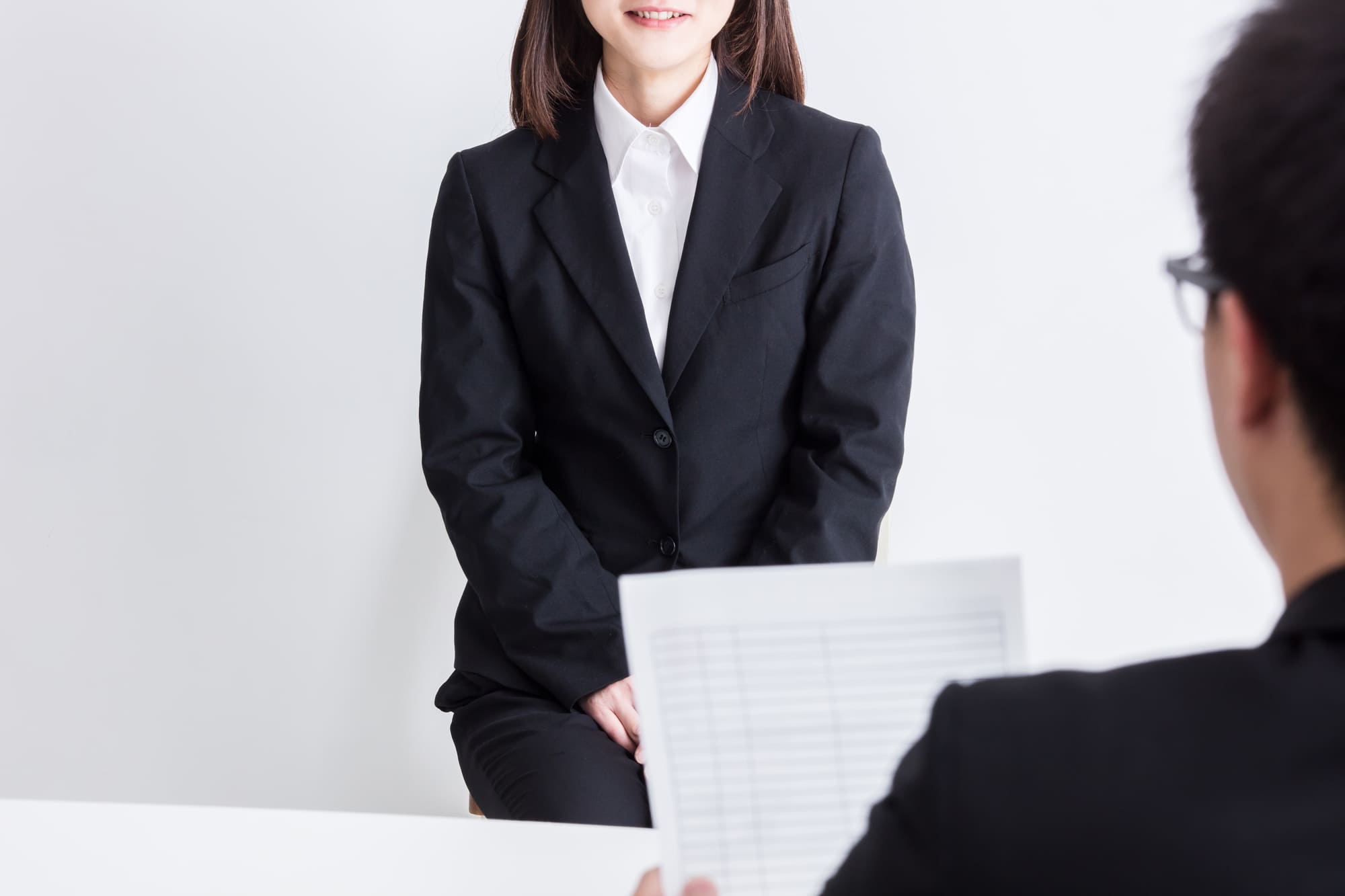 資料を持つ男性と面接を受ける女性