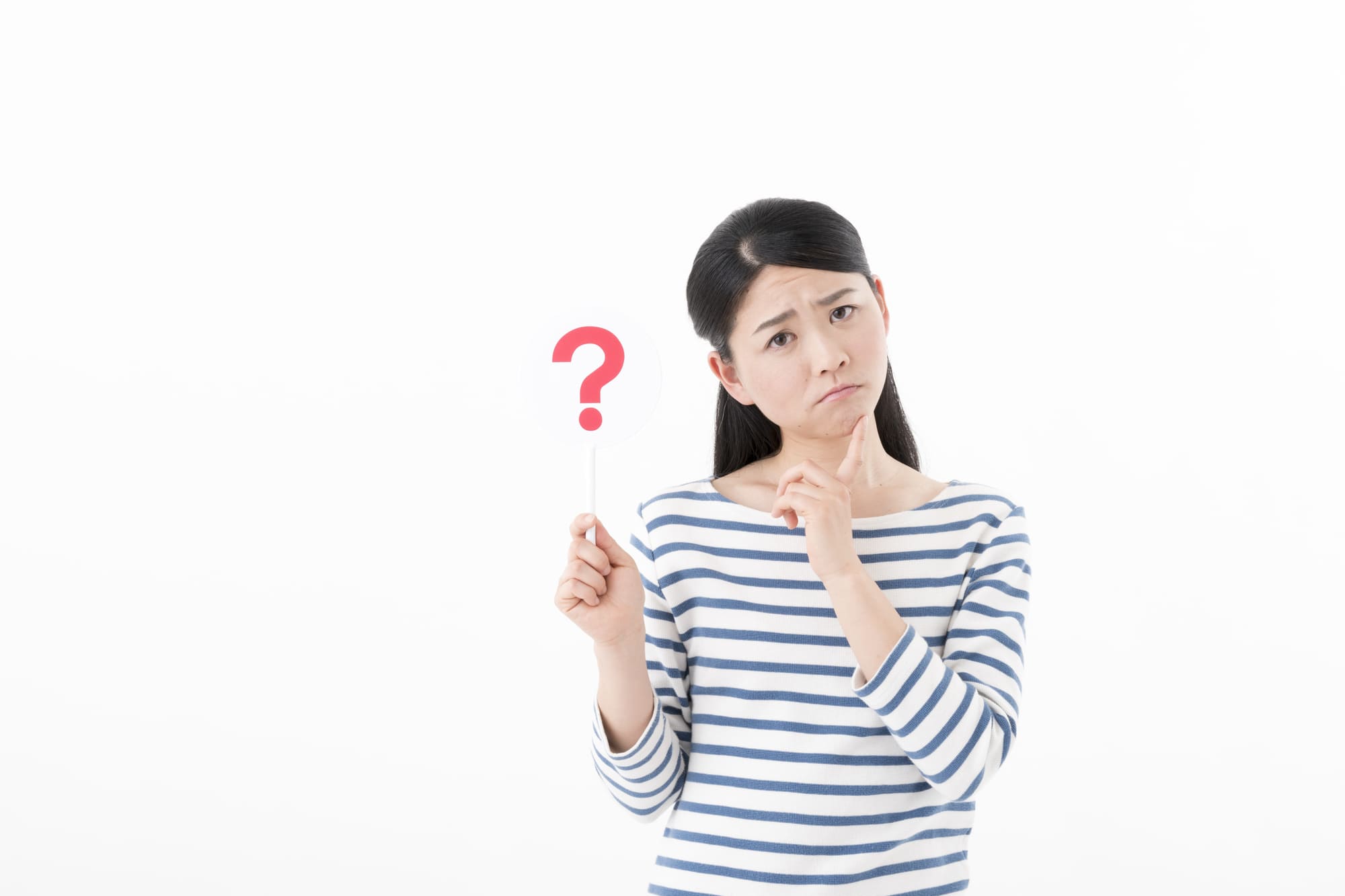 「?」の札を持ちボーダーのシャツを着た女性