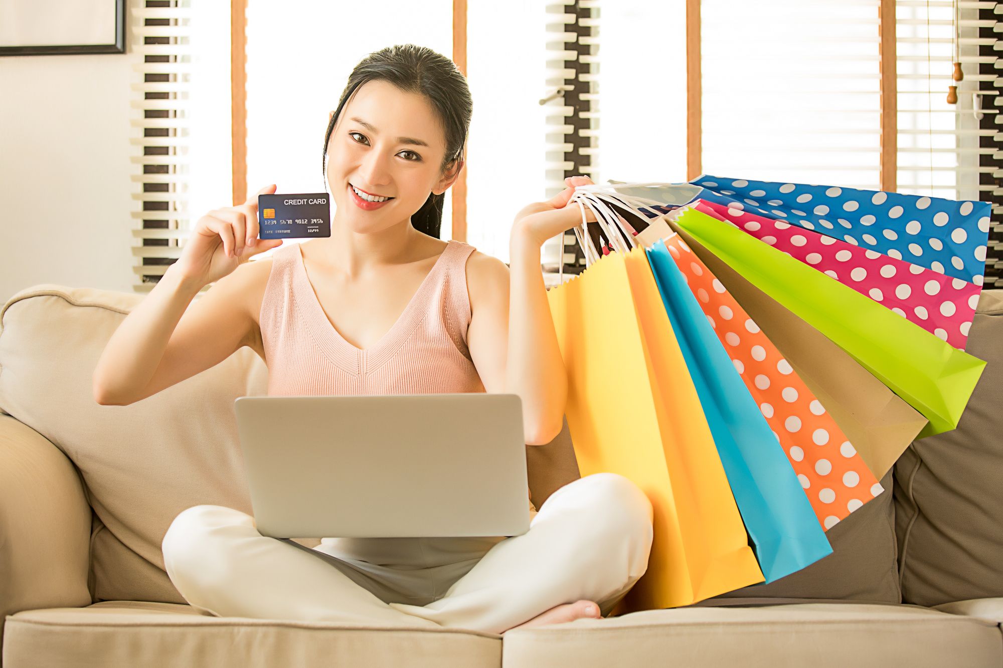 買い物袋を持った女性