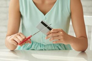 クレジットカードを切る女性